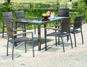 stapelbarer Gartensessel und Gartentisch in choco-Optik