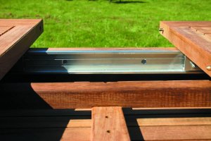 ausziehbarer Teakholz-Gartentisch 