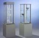Sockelvitrine mit Werbeblende im Kopfteil