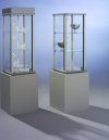 Sockelvitrine mit Werbeblende im Kopfteil