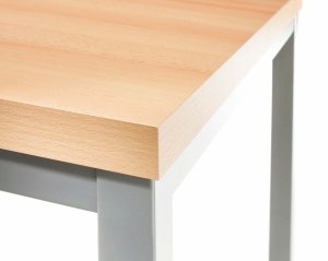 Esstisch mit stabiler Tischplatte