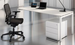 moderne Homeoffice-Grundausstattung mit hochwertigen Büromöbel Schreibtisch, Schreibtischstuhl und  Schreibtisch-Rollcontainer