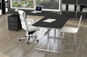 großflächiger Büroschreibtisch mit Kabelwanne großflächiger Büroschreibtisch anthrazit mit Kabelwannen
