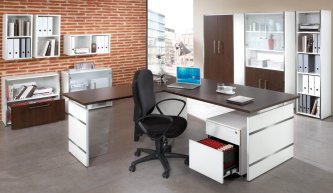 schöner Büro-Winkelschreibtisch günstig