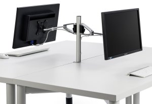 zweifache Monitorhalterung zur Schreibtischmontage an Kabeldurchlassdose