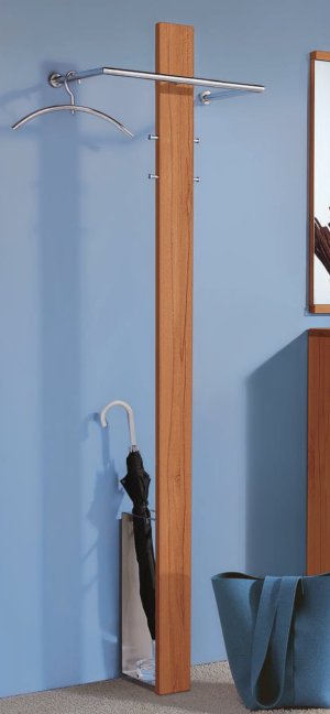 moderne Wandgarderobe mit Massivholzsäule