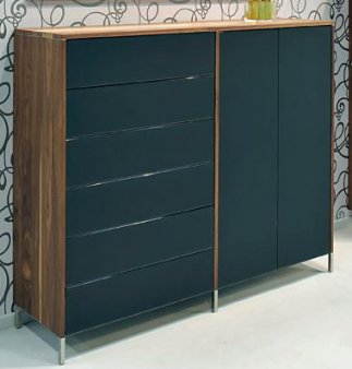moderne Anrichte mit schwarzem Glas
