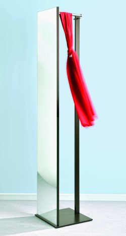standstabiler Standspiegel mit Kleiderstange