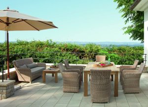 robuste Gartensessel und Gartencouch im Antik-Look