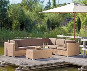 moderne Wintergarten-Flechtmöbel: Wintergarten-Eckcouch, Wintergarten-Sessel und Couchtisch