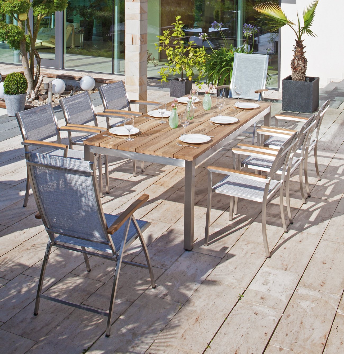 ausklappbarer Edelstahl-Teak-Gartentisch für 18 Personen mit stapelbaren Gartenstühle