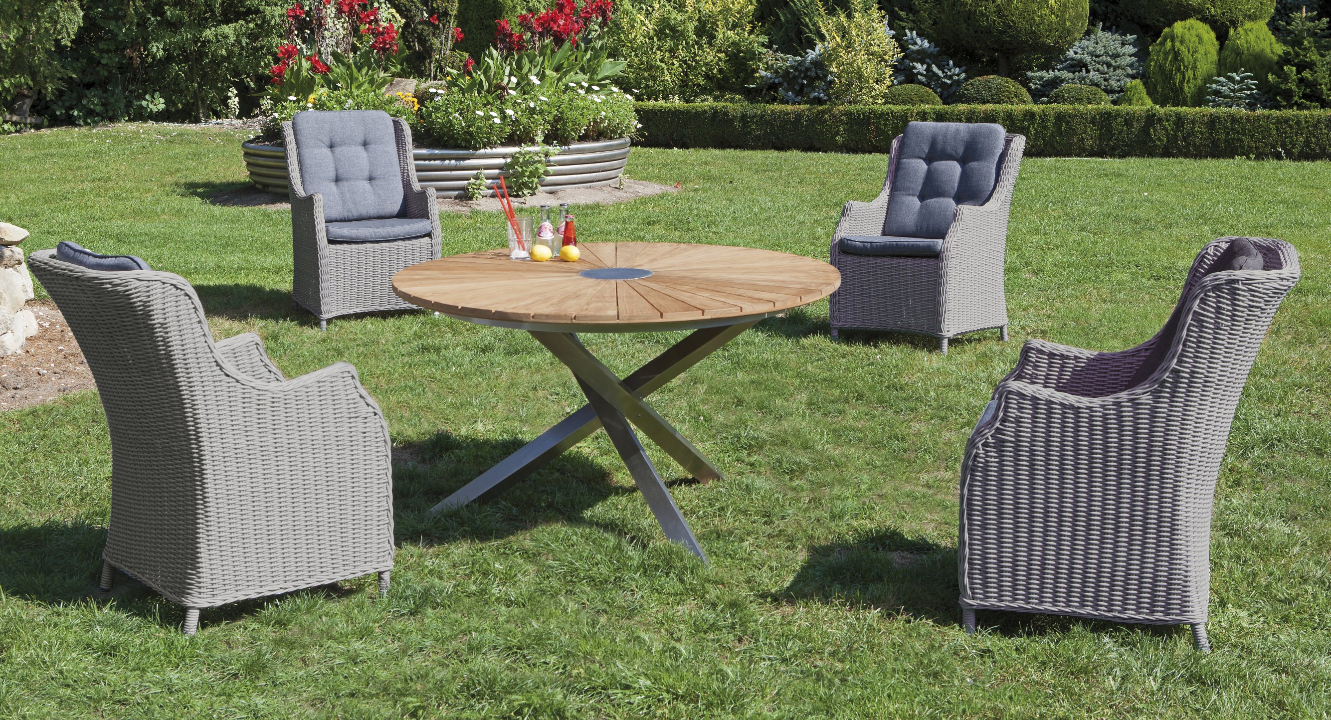 Runder Gartentisch mit Old Teak-Tischplatte Durchmesser 134 cm Runder Gartentisch mit Old Teak-Tischplatte Durchmesser 134 cm rostfreies Edelstahl-Tischgestell