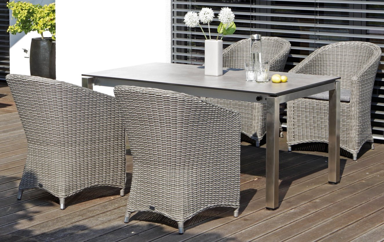 ausziehbarer Gartentisch mit rostfreiem Edelstahl-Tischgestell mit  witterungsbeständigen Geflechtsessel im Sonderangebot