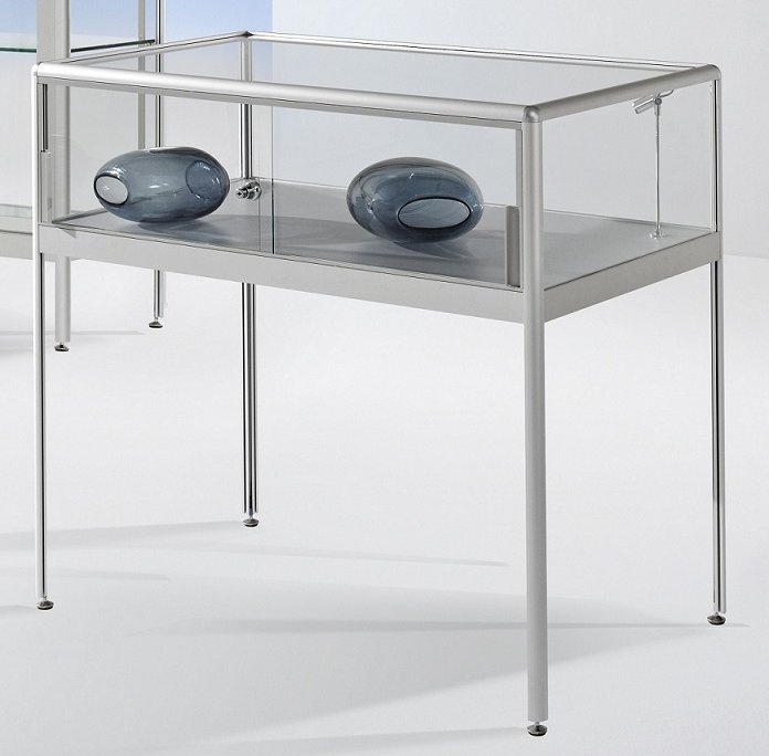 Tischvitrine aus bruchfestem Klarglas mit abschließbaren Schiebetüren und eleganten Aluminium-Profilen