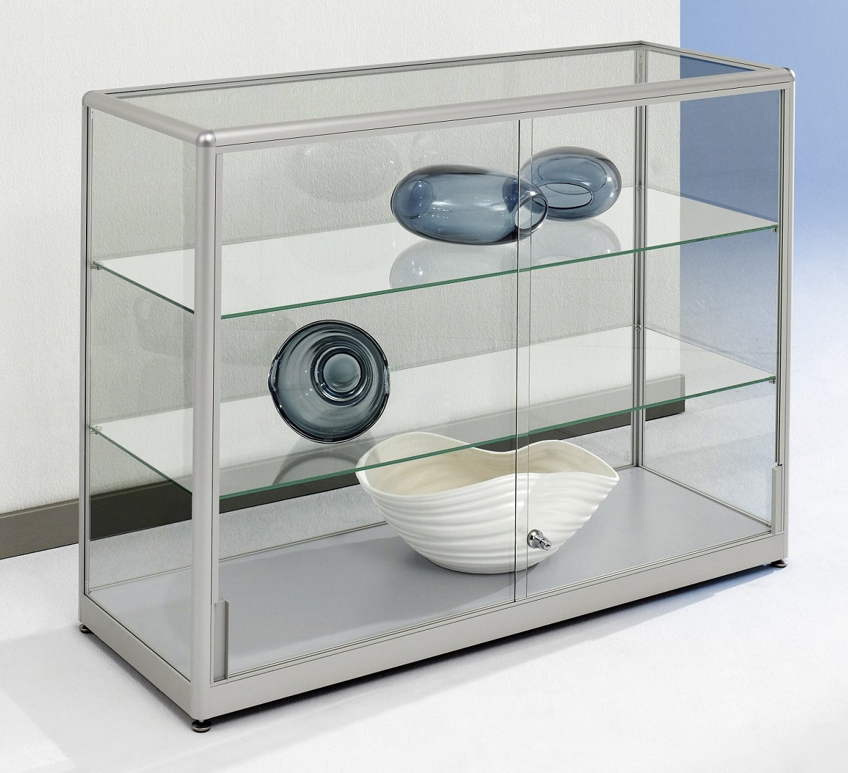 Brandschutz-Vitrinensideboard Glasböden höhenverstellbar