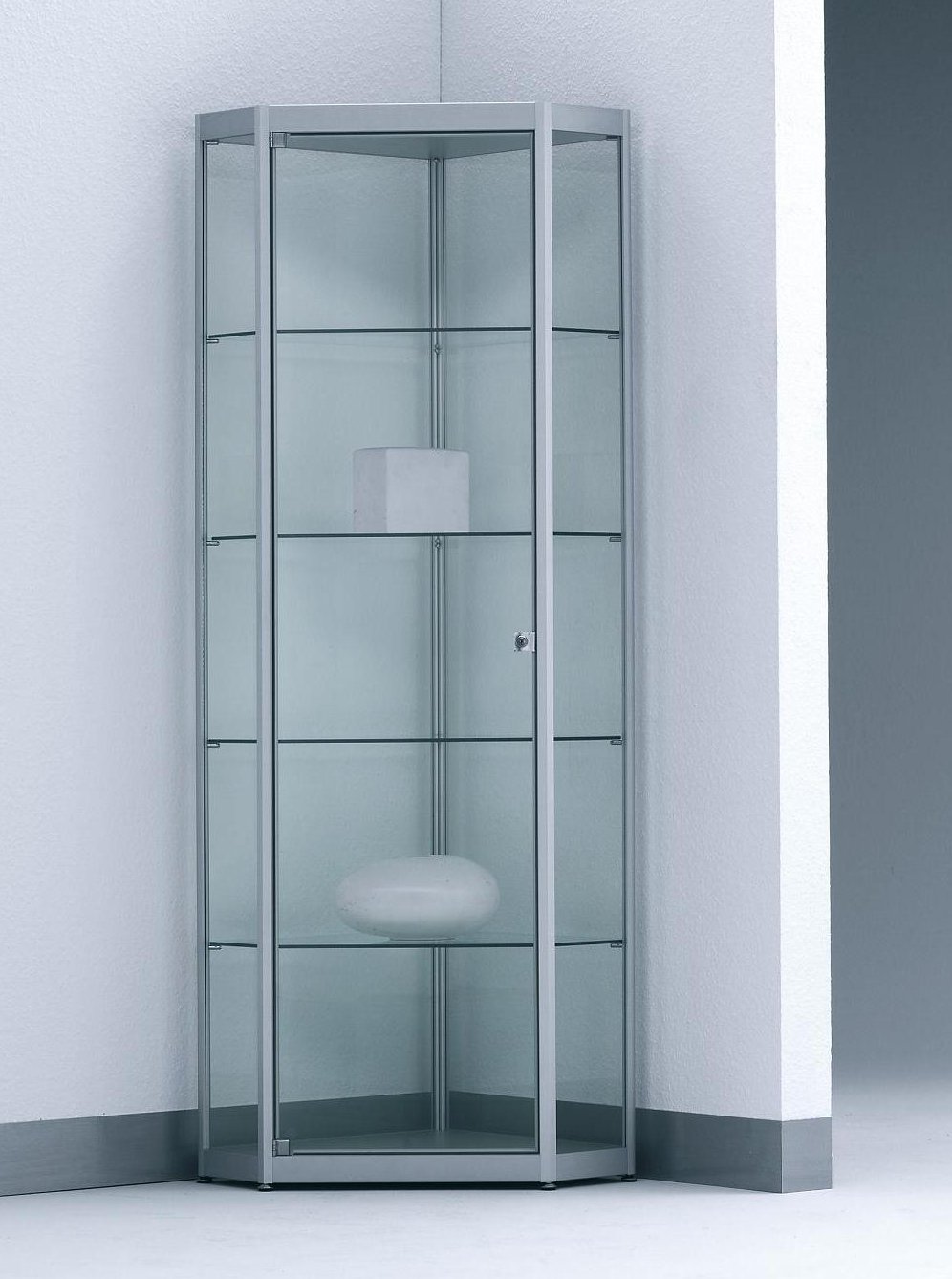 fünfeckige Eckvitrine abschließbar