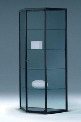 schwarze Trapezvitrine mit Spiegelrückwand zur Wandaufstellung