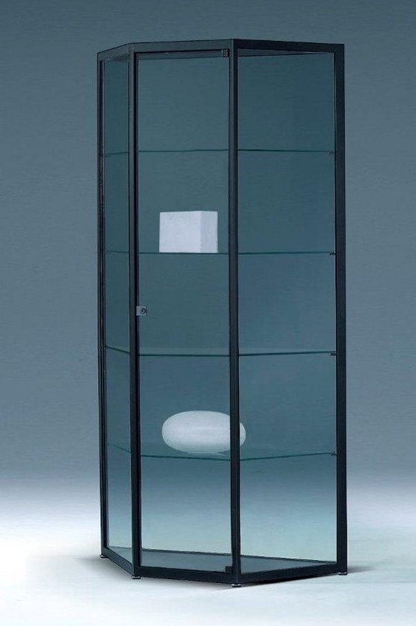 trapezf&ouml;rmige Glasvitrine mit Spiegelr&uuml;ckwand zur Wandaufstellung