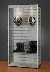 Schrankvitrine mit abschließbaren Schiebetüren