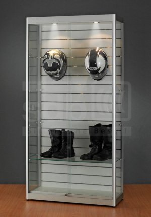 Glasvitrine mit Lamellenrückwand