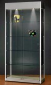 Schrankvitrine mit Werbebanner im Kopfteil