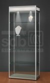 Glasvitrinen mit beleuchteten Werbeblende für Firmenlogo