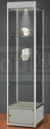 Messevitrine mit Werbefläche im Kopfteil und abschließbarem Unterschrank