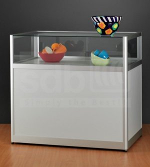 Tischvitrine auf Sockel als Werbefläche