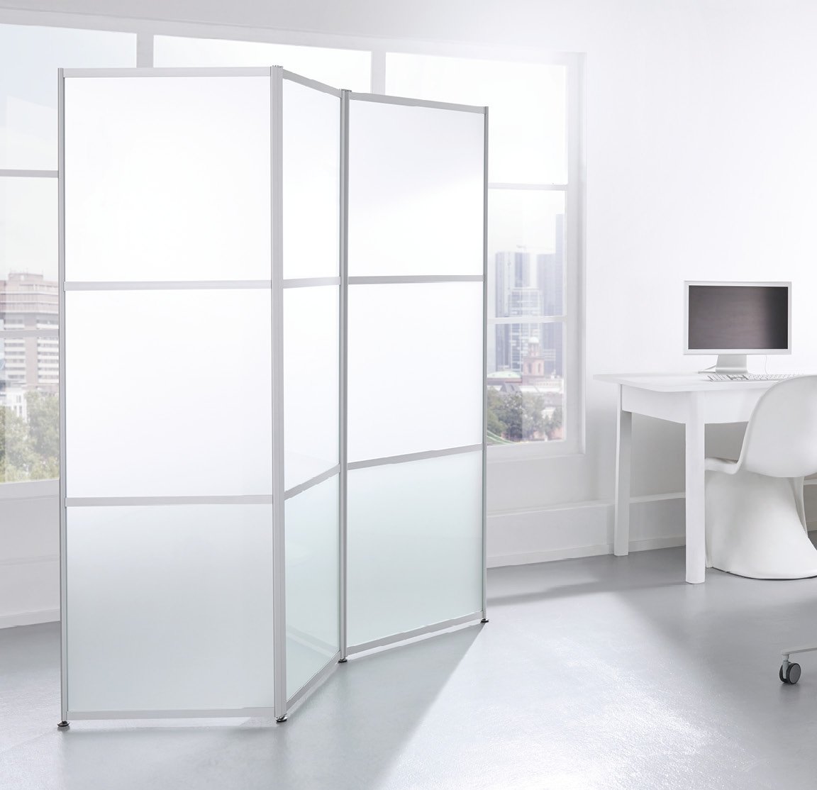 Faltarm-Raumteiler mit 3 frei drehbaren Faltarmen aus satiniertem Glas