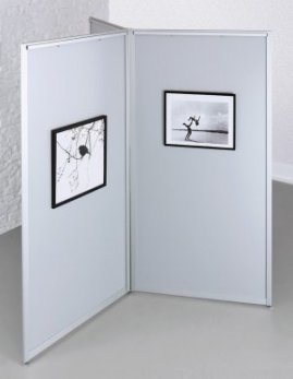 Galerie-Stellwand in Sternaufstellung beidseitig mit Hakengleiter zur Aufhängung von Bilderrahmen
