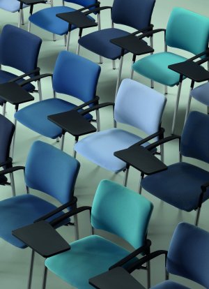 robuste Seminarstühle mit Reihenverbinder, Schreibtablare schwer entflammbar
