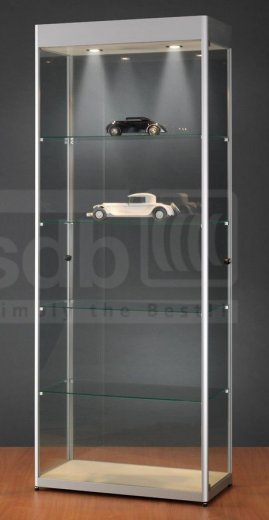 Glasvitrine mit Werbebanner