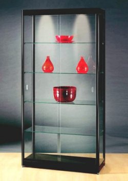 schwarze Schrankvitrine mit Schiebetür