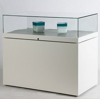 breite Sockelvitrine mit aufklappbarer Vitrinenhaube