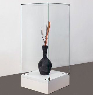 Sockelvitrine für große Exponat mit hoher Vitrinenhaube auf niedrigem Sockel