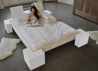 Doppelbett aus Massivholz weiß lackiert