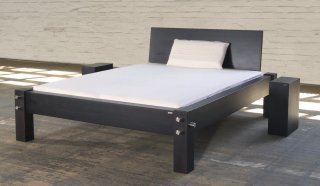 Massivholz-Ehebett robust und modern