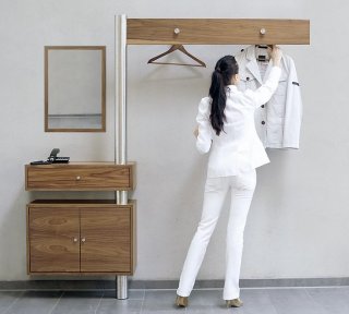 Design-Wandgarderobe Edelstahl-Nussbaum