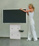 Fernseher-Wandhalterung an weißer Glasplatte mit Schwenkarm