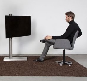 Edelstahl-TV-Standfuß mit verdeckten Laufrollen