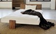 Holzbett robust und modern