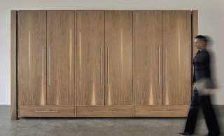 massiver Schrank aus Nussbaum