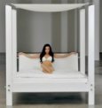 weißes Himmelbett aus Holz und Edelstahl